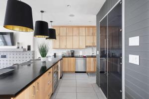 Delaware Loft-2BR Townhome w Rooftop Deck - Family Friendly