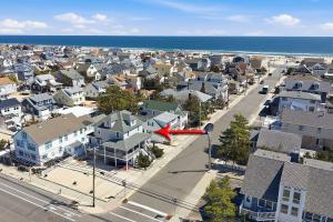 3 Bedroom 2 bath Beach House condo- 10 houses from the beach walk to the beach, where every fisherman's paradise begins