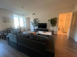 Spacious Hollywood Apartment with Pool Spa and Balcony