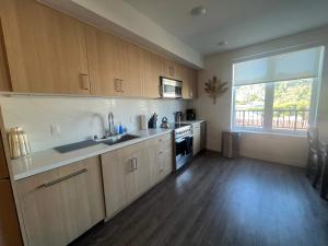 Spacious Hollywood Apartment with Pool Spa and Balcony