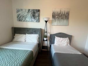 Spacious Hollywood Apartment with Pool Spa and Balcony