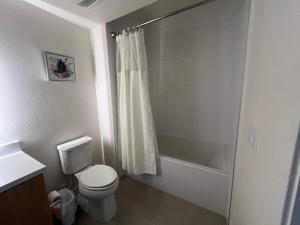 Spacious Hollywood Apartment with Pool Spa and Balcony