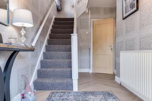 Spacious 3BR Retreat Mountain Views