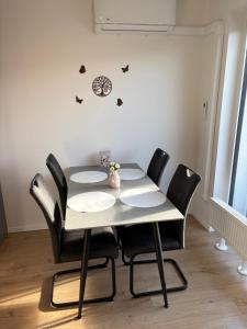 Topoľčianska Apartment Bratislava - Cozy stay with parking, AC & 10min tram to Old Town