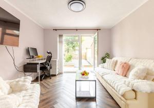 Luxury whole house in serene cul-de-sac