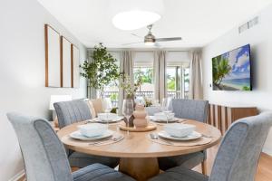 Minimalist Haven Naples - Walk to Beach & 5th Ave