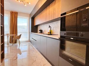 Aeroluxe Airport Apartament - Private Parking