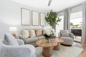 Minimalist Haven Naples - Walk to Beach & 5th Ave