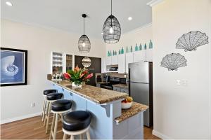 Pacific Beach 9 - Beachfront Condo, BBQ, pool, prime location, sleeps 4