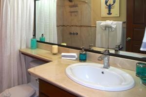 Pacific Beach 9 - Beachfront Condo, BBQ, pool, prime location, sleeps 4