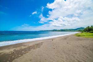 Pacific Beach 9 - Beachfront Condo, BBQ, pool, prime location, sleeps 4