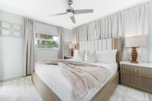 Minimalist Haven Naples - Walk to Beach & 5th Ave