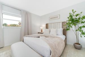 Minimalist Haven Naples - Walk to Beach & 5th Ave