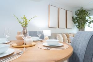 Minimalist Haven Naples - Walk to Beach & 5th Ave