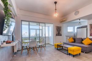 Sky View Apartment - Balcony over Universitate