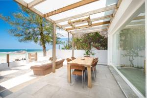 Private Beachfront Suite Apartment " Moja "