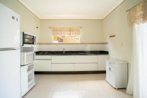 Casa c pisc. em Cond. a passos da Praia ING0023