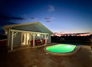 Бутикови Вили Хамбарлии с отопляем басейн и джакузи