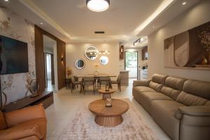 Golden Palm Apartment