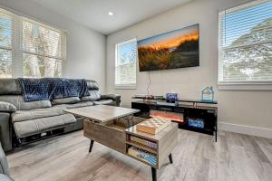 1mi to Downtown! 3BR6BedsScreenroom,Deck,Firepit