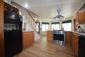 Hazelwood Hideaway with Boat slip-Lake Area