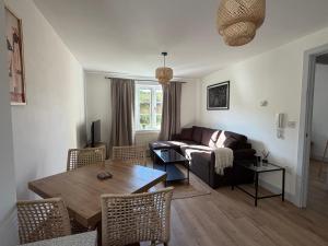 Cosy High street flat near Cotswolds