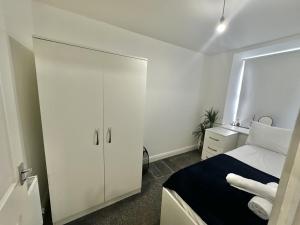 Modern 1-Bed Flat with Workspace and Free Parking