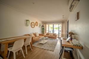 Sleeps 8 Near UQ 10 mins CBD Dual Living