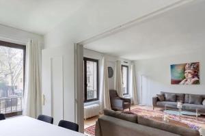 Spacious 3BR - Sleeps 8 - Molitor