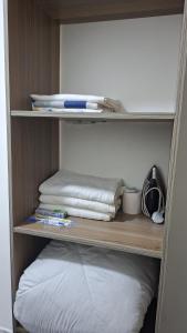 cozy 1bedroom mombasa bamburi near the beach with hot shower, Netflix, Secured parking