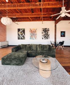 420 Friendly SKYLINE view Downtown Loft FREE Parking