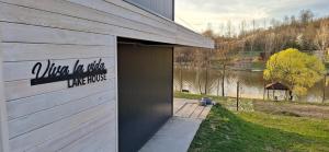 VIVA LA VIDA Lake house