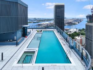 Stylish Corner 1 Bedroom Wraparound Balcony & Views