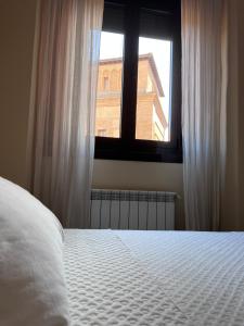 Apartment in monumental square Madrid Center