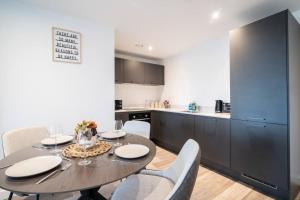 Central Manchester 2-Bed Stylish High-Rise Flat