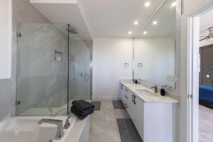 Elegant 4BR Main Suite Family Friendly with Terrace