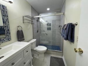 Easy Walk to the Beach with King Bed, Pool, and Bikes