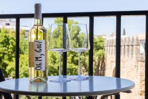 Private Balcony Walk to Mezquita Alcázar