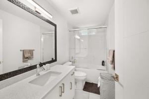 Modern Mountain View Suite with Covered Patio