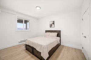 Modern Mountain View Suite with Covered Patio