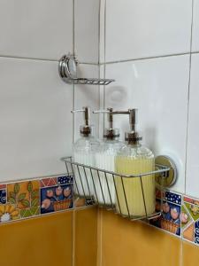 Warm Tropical Flat in Manila, Green Views & 3 Queen Beds