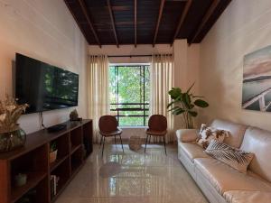 Warm Tropical Flat in Manila, Green Views & 3 Queen Beds