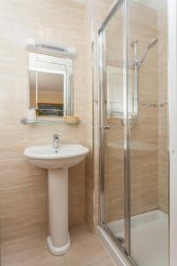 Large Double Room room in Roseview Alexandra Palace Hotel