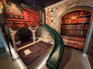 Luxury 8BR Pool Home Near Disney with Mario Game Room