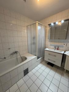 Schönes Haus mit 4 Schlafzimmer Küche Bad WC & Wohnzimmer 2 Parkplätze