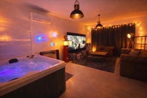 Jacuzzi et cinéma privatif P1