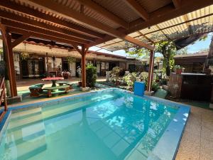 Villas Ela en Bahía Ballena Uvita hermosas habitaciones privadas grandes, cerca de playa con piscina,cocina,jacuzzi,aire acondicionado,tv, baño privado,parqueo gratis y terraza