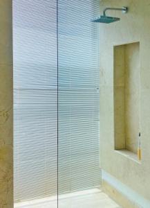 Suite de lujo con vista en hotel, salida a playa y amenities premium