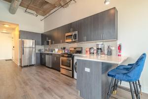 Spacious 3BR Corner Stay with Optional Parking and Gym Access Near McCormick Place, Grant Park and Soldier Field
