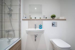 Skyline Views & Stylish 2Bed, 2Bath Retreat